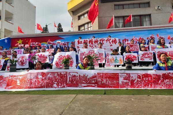 暖心民警用心服务 上门为老人办证